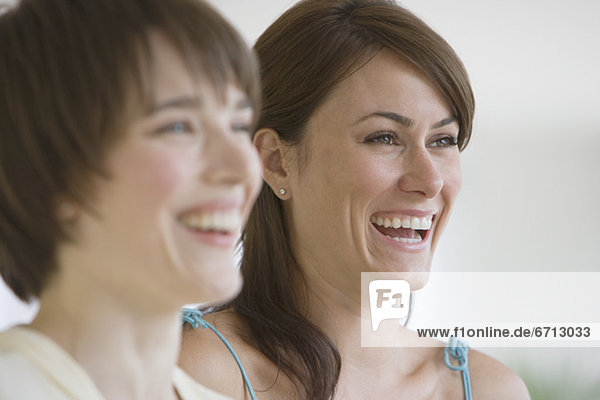 Zwei Frauen lachen