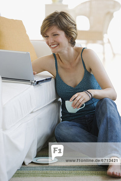 Frau blickt auf laptop