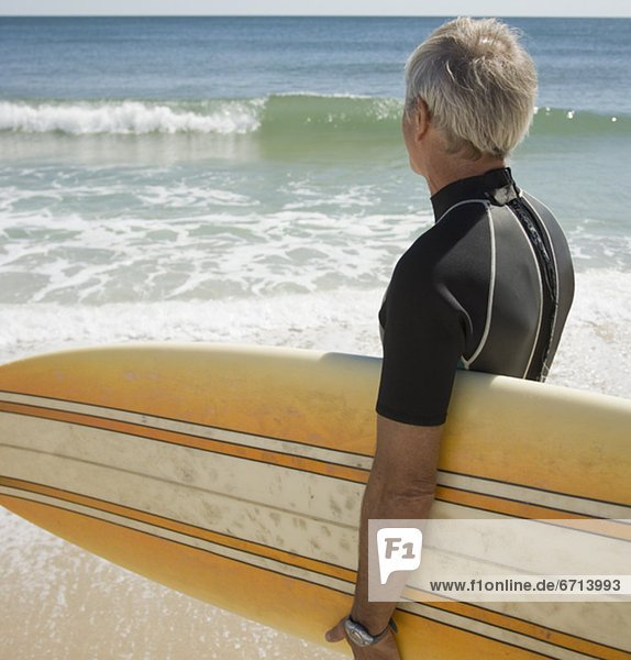 Mann  Strand  halten  Surfboard