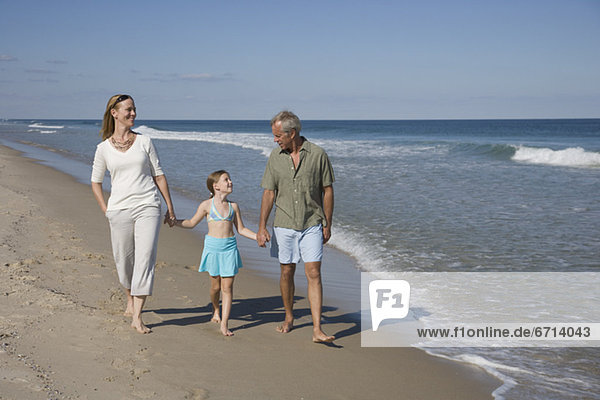 Familie Wandern am Strand
