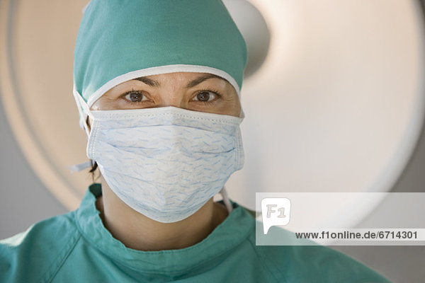 Ärztin tragen chirurgische Maske