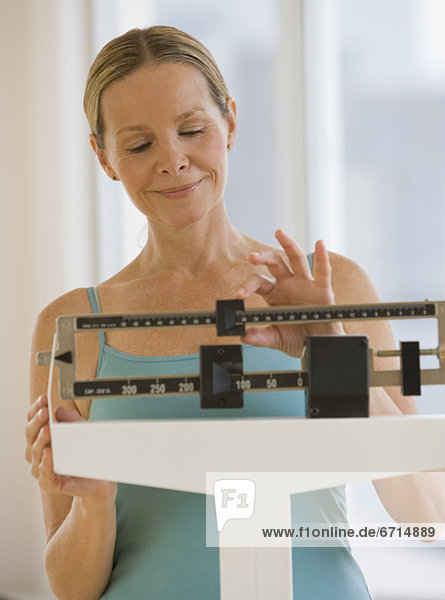 Waage - Messgerät  Frau  Gewicht  Einsamkeit