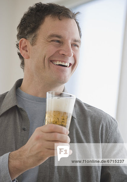 Mann  Glas  halten  Bier