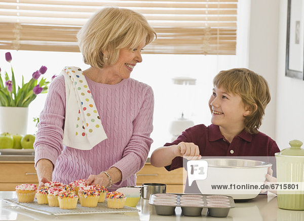 Großmutter Enkelsohn backen backend backt cupcake