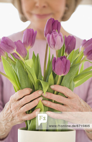 ältere Frau Anordnen von Blumen