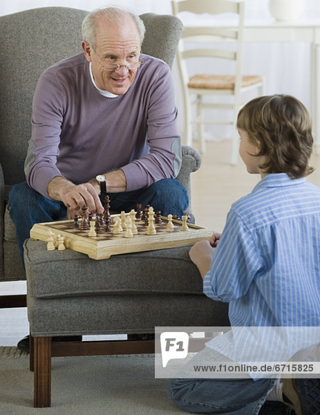 Großvater und Enkel spielen von Schach