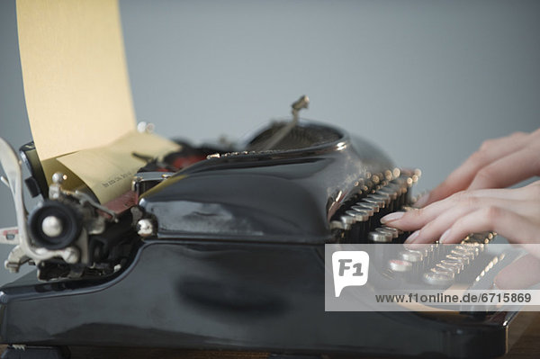Frau  Antiquität  Schreibmaschine  tippen
