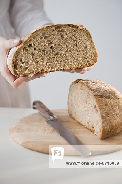 Frau Brot Brotlaib halten