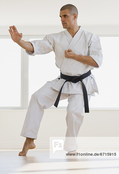 Kampf Hispanier schwarz Gürtel Karate
