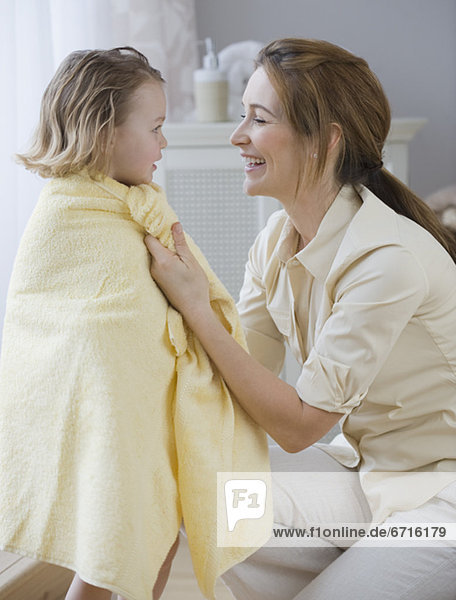 trocknen Handtuch Tochter Mutter - Mensch