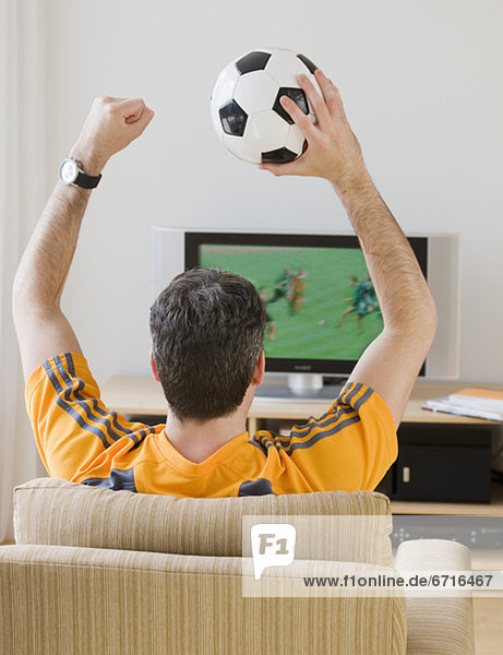 Mann jubeln Fernsehen Fußball Ball Spielzeug