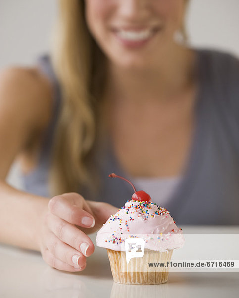 Frau  geben  cupcake