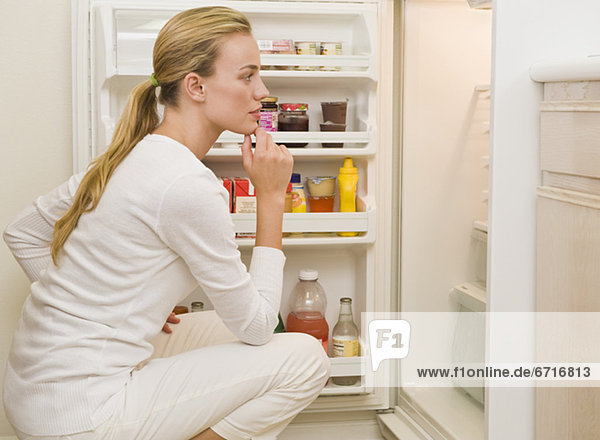 Frau sehen innerhalb Kühlschrank