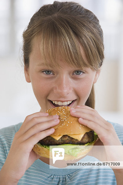 Mädchen essen hamburger