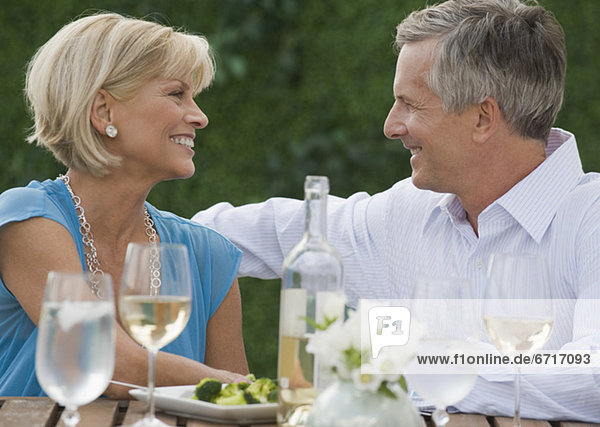 Außenaufnahme Fröhlichkeit Wein freie Natur
