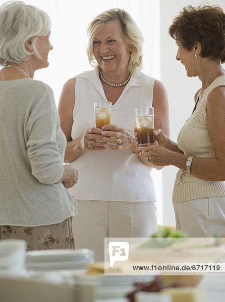 Senior Senioren Frau Mittagessen geselliges Beisammensein Knüpfen von Kontakten