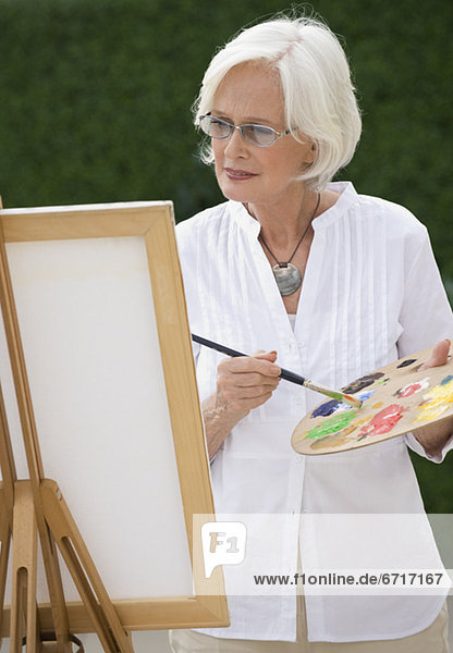 Senior  Senioren  Frau  streichen  streicht  streichend  anstreichen  anstreichend
