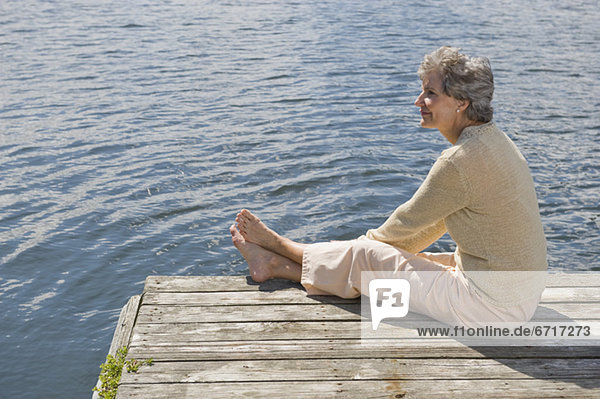 sitzend  Senior  Senioren  Frau  Dock