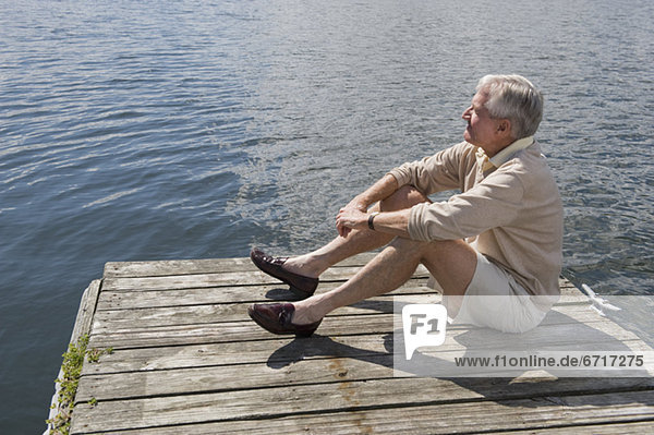 sitzend  Senior  Senioren  Mann  Dock