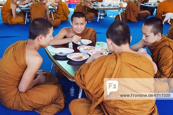 fünfstöckig  Buddhismus  essen  essend  isst  Mönch  Thailand