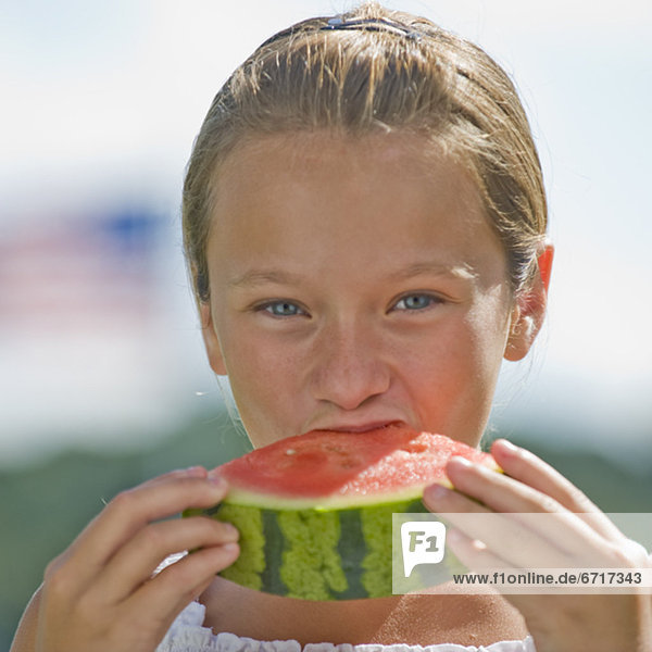 Außenaufnahme  Wassermelone  essen  essend  isst  Mädchen  freie Natur