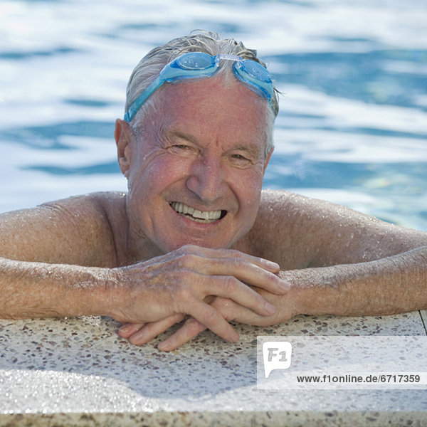 Senior Senioren Mann ruhen Ecke Ecken Schwimmbad