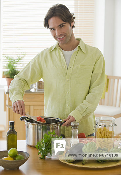 Portrait Mann Vorbereitung Küche Gericht Mahlzeit