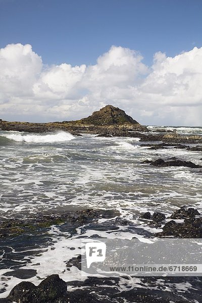 Felsbrocken  Anordnung  vor der Küste