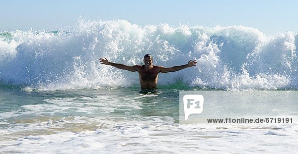 Mann Wellenreiten surfen