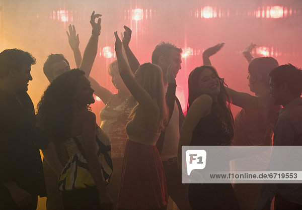 Menschen tanzen in Nachtclub