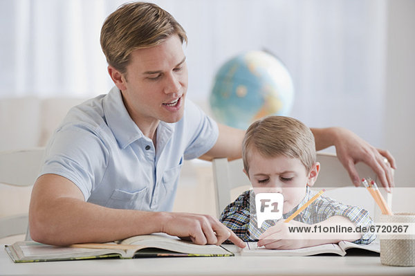 Menschlicher Vater Sohn Hilfe Hausaufgabe