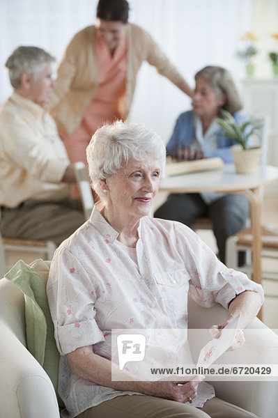 Senior Senioren Frau grüßen Karte vorlesen