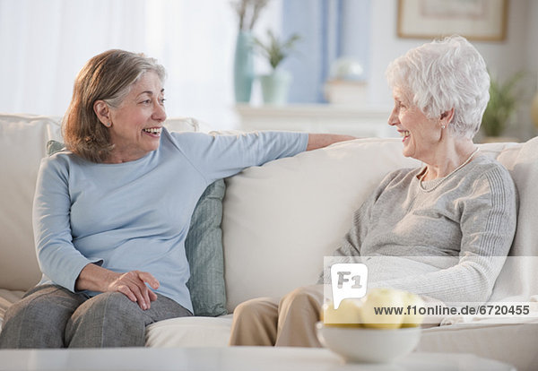 Senior Senioren Frau sprechen Couch