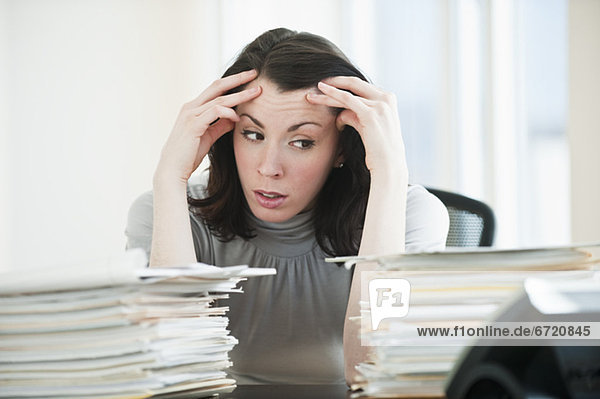 Frau  beobachten  Büro  Streß  Business  Schreibarbeit