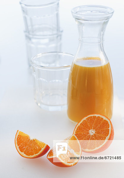 Studioaufnahme  Orange  Orangen  Apfelsine  Apfelsinen  Frische  Scheibe  Saft  Dekantiergefäß  Blechkuchen