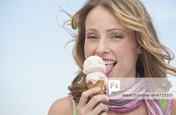 Frau  Eis  essen  essend  isst  Sahne
