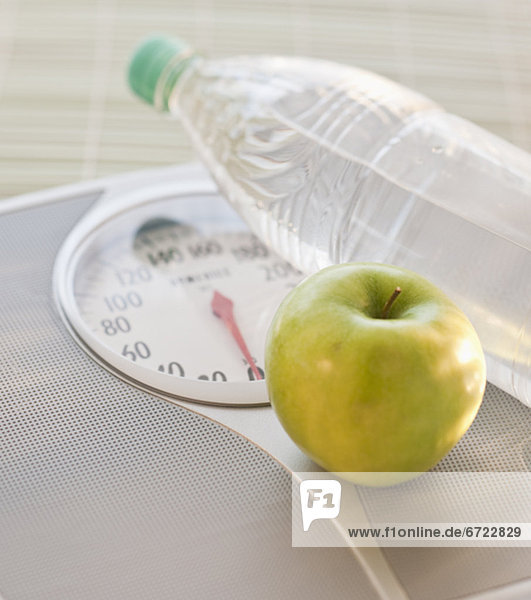 Waage - Messgerät  Wasser  Apfel  Flasche