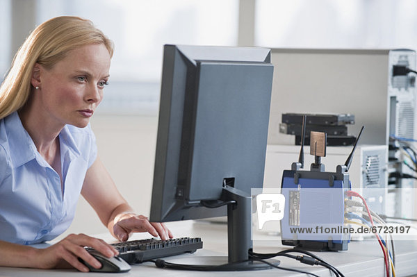Weiblich working auf computer