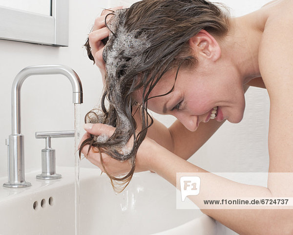 Frau waschen Haar