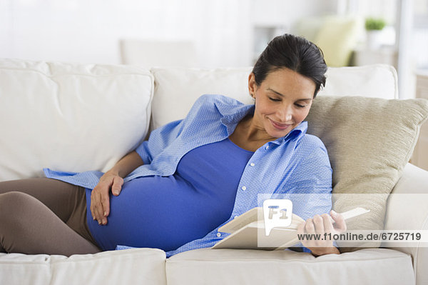 Frau Schwangerschaft Couch vorlesen