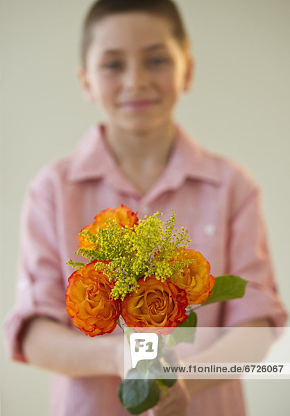 Blumenstrauß  Strauß  Junge - Person  halten  Rose  jung