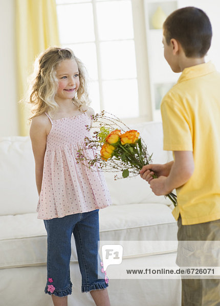 geben Blume Junge - Person jung Mädchen