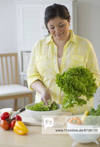 Frau Vorbereitung einen Salat
