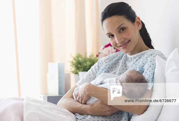 Neugeborenes  neugeboren  Neugeborene  Krankenhaus  halten  Bett  Mutter - Mensch  Baby