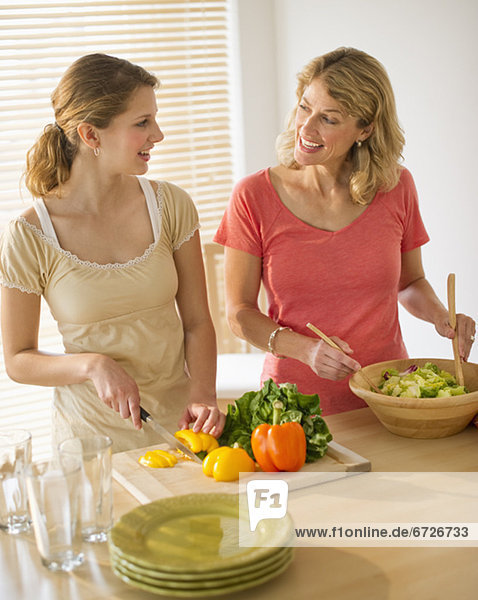 Zwei Frauen Vorbereitung Salat