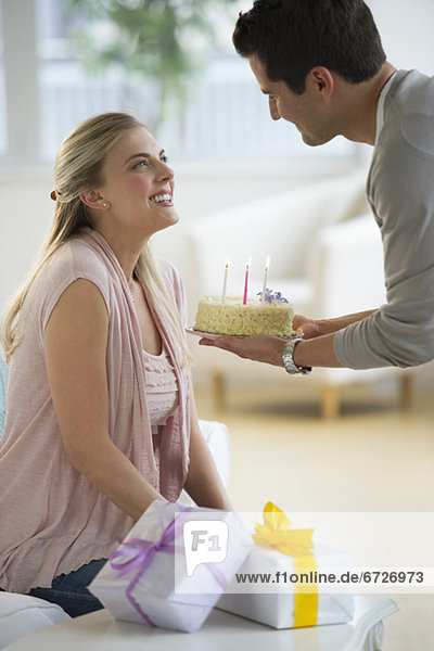 Mann geben Geburtstagskuchen zu Frau