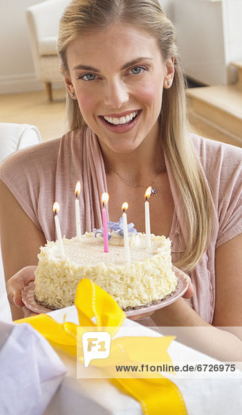 Frau  halten  Geburtstag  Kuchen