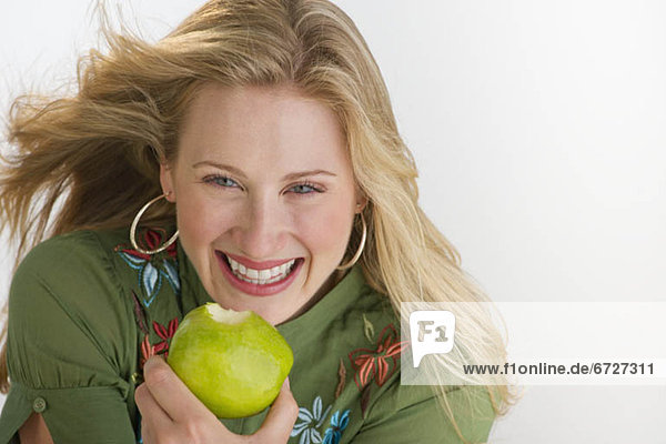 blond  Frau  Fröhlichkeit  Apfel  essen  essend  isst