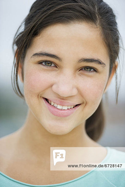 Portrait  lächeln  12-13 Jahre  12 bis 13 Jahre  Mädchen