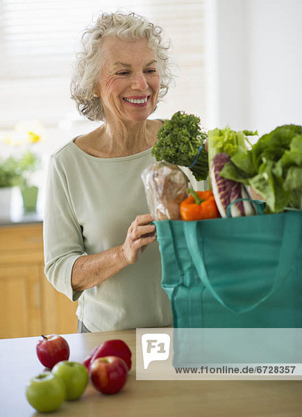 Vereinigte Staaten von Amerika USA Senior Senioren Frau Tasche Lebensmittelladen Küche